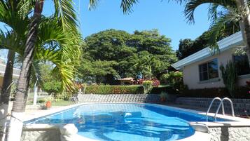 Una piscina al aire libre