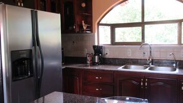 Kylskåp, mikrovågsugn, ugn och spishäll