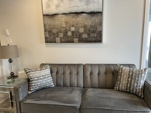 Smart TV - NEW LISTING ♥ Penthouse Jacuzzi Suite On The Niagara Parkway ! (Niagara Falls)