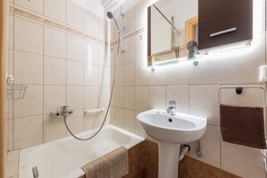 Haartrockner, Handtücher, Toilettenpapier