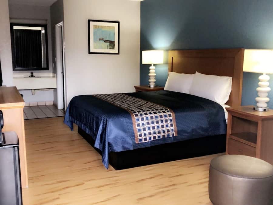 Standaard kamer, 1 kingsize bed, niet-roken, koelkast en magnetron | Een strijkplank/strijkijzer, gratis wifi, beddengoed