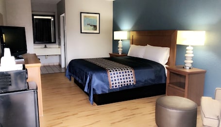 Tabla de planchar con plancha, wifi gratis y ropa de cama