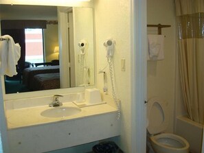 Ducha y bañera combinadas, secador de pelo y toallas