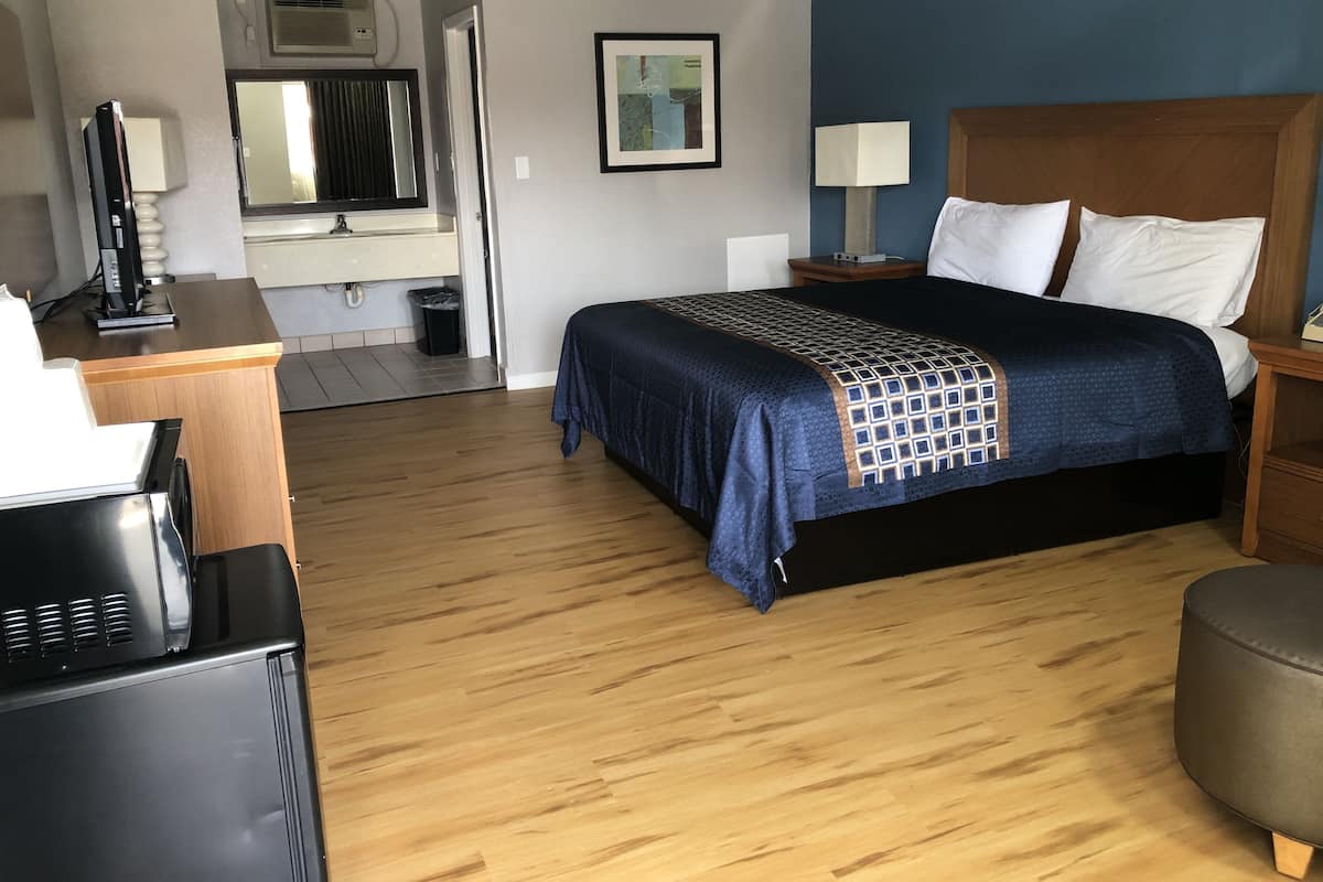 Iron/ironing board, free WiFi, bed sheets