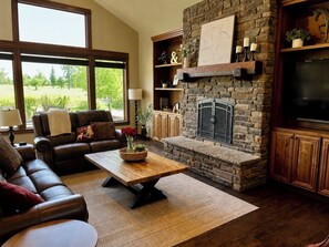 TV, fireplace, DVD player, table football - Caldera Cabin with Access to Foresthouse (Bend)