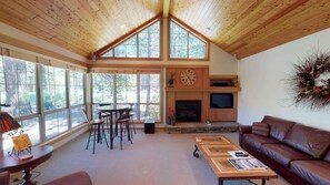 TV, fireplace, ping pong - Lodge-Style Escape with A/C & Outdoor BBQ (Bend)