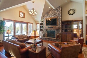 TV, fireplace - Northwest Lodge with Hot Tub, BBQ & Game Room (Bend)