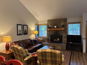 TV, fireplace - Cozy Family Cabin with Hot Tub & Loft Space (Sunriver)