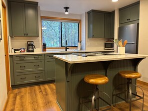 Fridge, microwave, oven, stovetop - Cozy Family Cabin with Hot Tub & Loft Space (Sunriver)