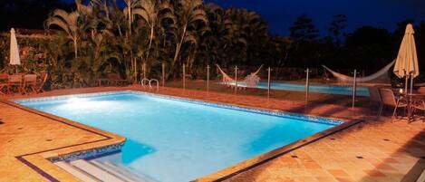 Una piscina al aire libre