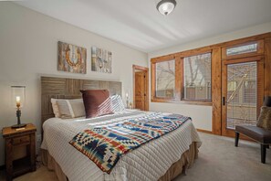 4 bedrooms, Internet, bed sheets - Serene Getaway with BBQ, Hot Tub & Relaxing Views (Bend)