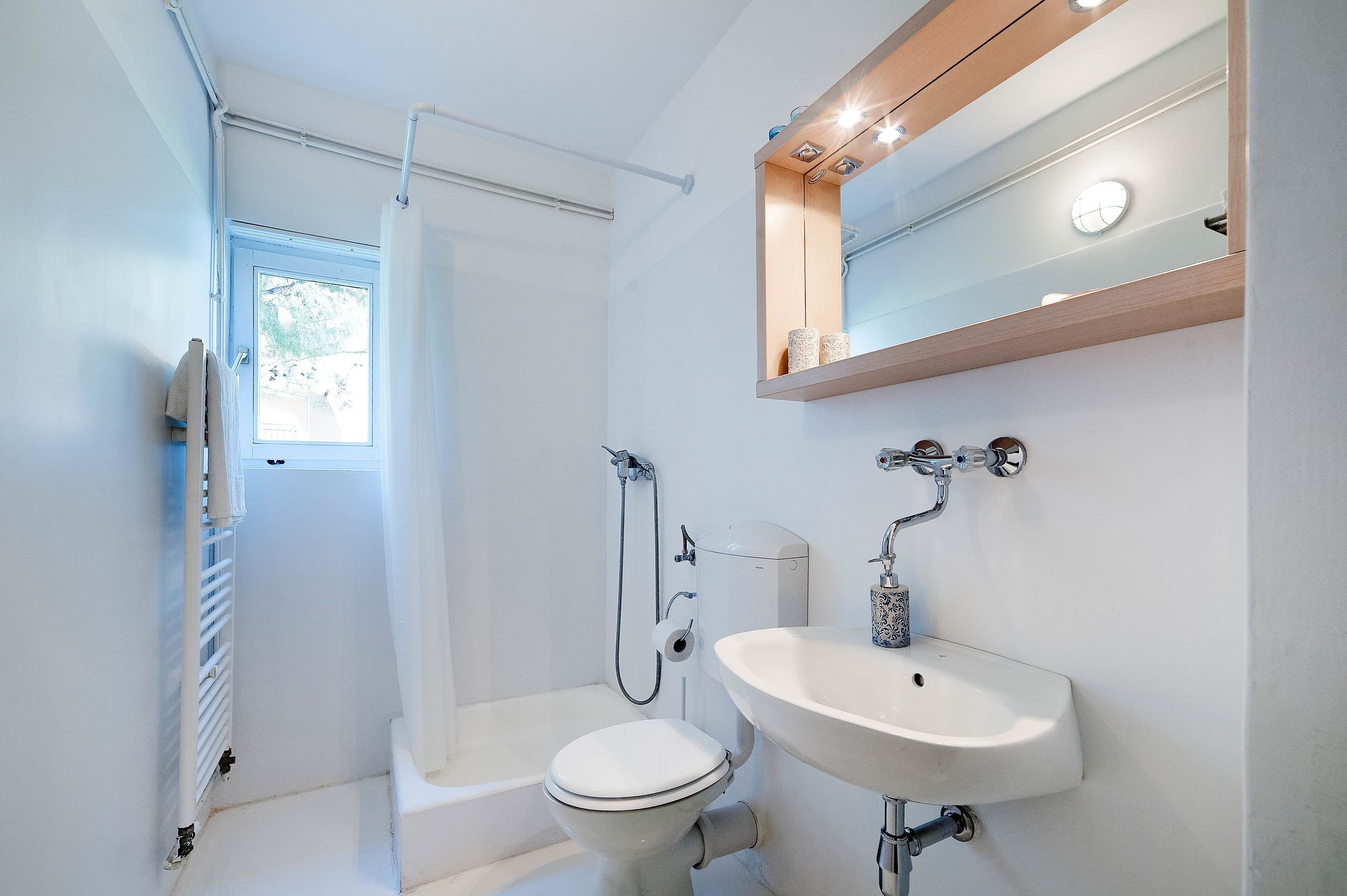 Un bagno moderno dotato di doccia, toilette e lavandino.