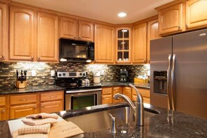 Fridge, microwave, oven, stovetop - Spacious Family Retreat with A/C Comfort & Fireplace (Sunriver)