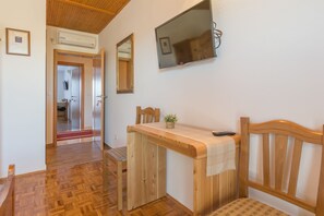 Quarto casal, sacada | Área de estar | TV de tela plana