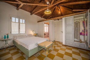 4 habitaciones, tabla de planchar con plancha y cuna de viaje