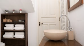 Ducha, bañera de hidromasaje, secador de pelo y toallas