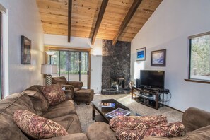 TV, fireplace, DVD player - Sunriver Retreat with A/C, BBQ Grill & Near Spa (Sunriver)