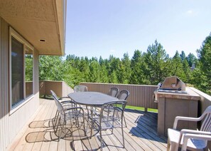 Outdoor dining - Sunriver Hideaway with Access to Exclusive Golf (Sunriver)