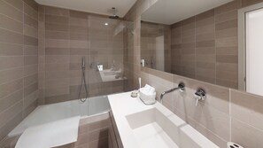 Badewanne, Haartrockner, Handtücher