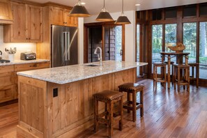 Fridge, microwave, oven, stovetop - Luxe Escape with Private Tennis Court & Guest Cottage (Sunriver)