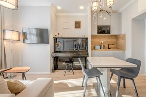 Studio – royal | Oppholdsområde | Flatskjerm-TV