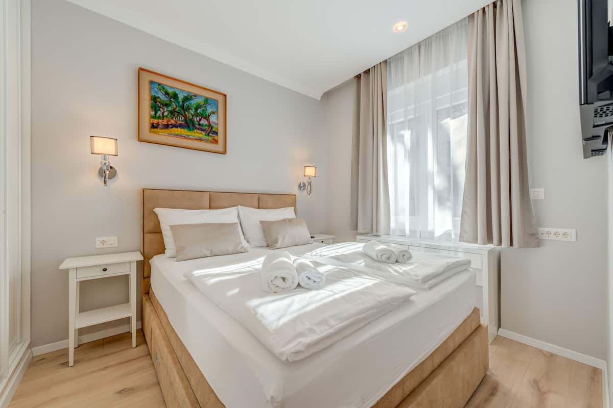 Royal Studio | Individually decorated, individually furnished, laptop workspace