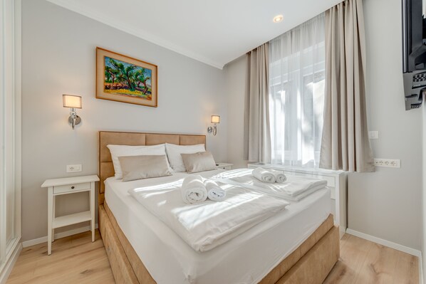 Studio – royal | Individuelt dekorert, individuelt innredet og skrivebord for bærbar PC