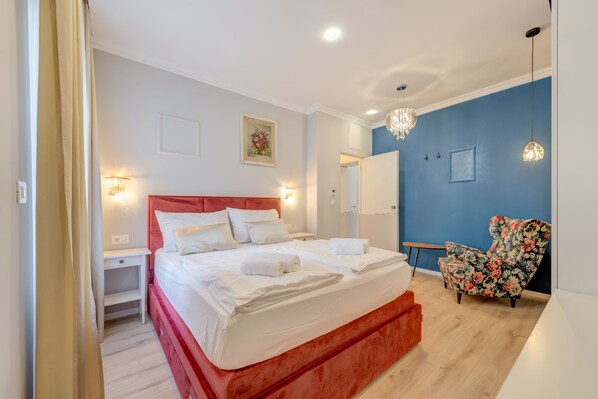 デラックス ダブルルーム | 客室ごとに異なる装飾、客室ごとに異なるインテリア、ノートパソコン用作業スペース、防音設備