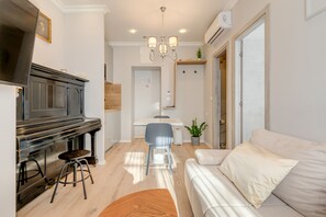 ロイヤル スタジオ | リビング エリア | 薄型テレビ