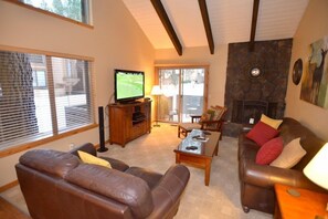 Fernseher, Kamin, DVD-Player