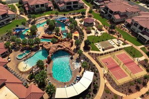 Een resort met diverse zwembaden, een waterpark en tennisbanen.