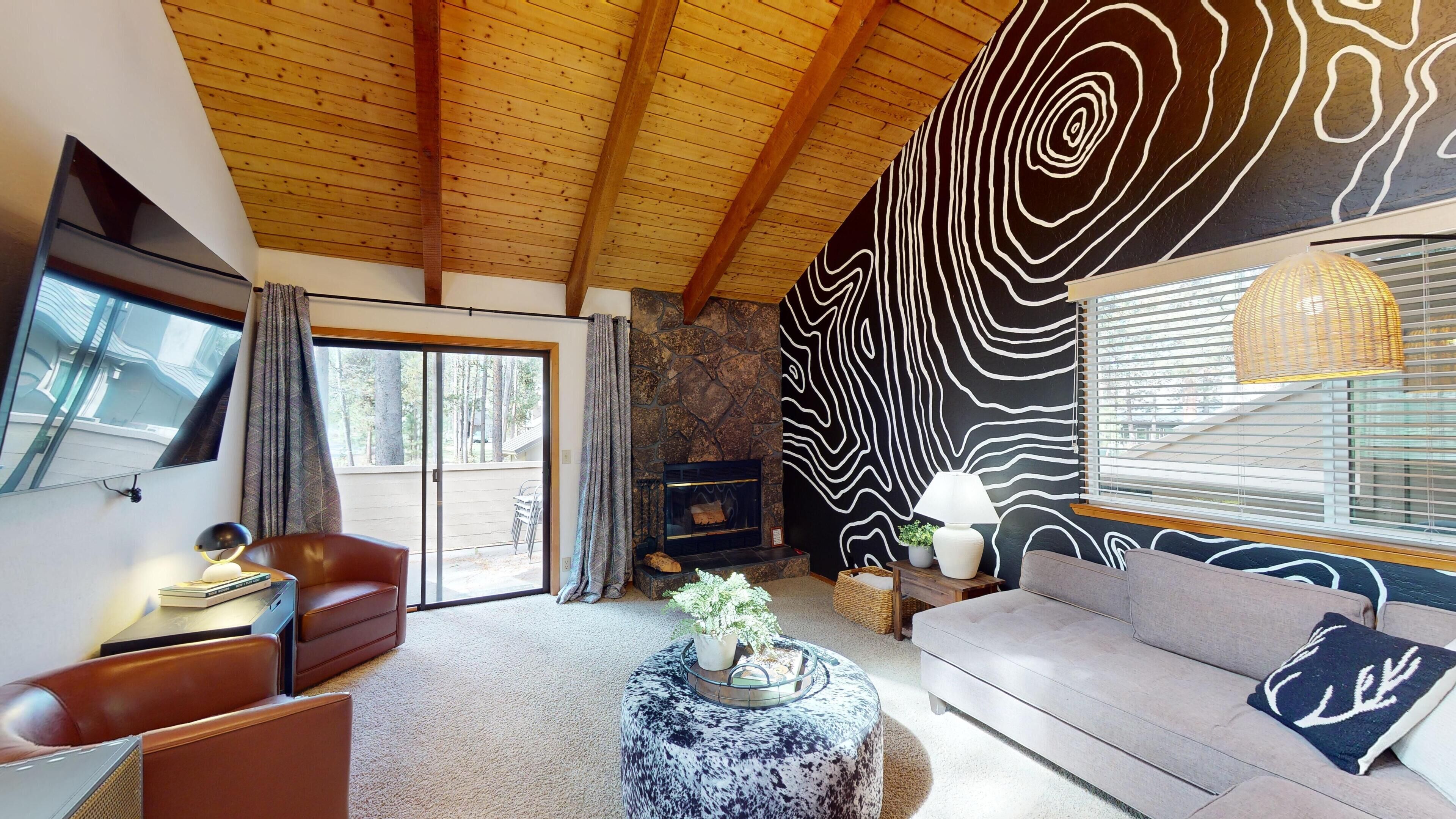 Een televisie, een open haard en een dvd-speler