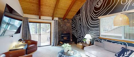 Een televisie, een open haard en een dvd-speler