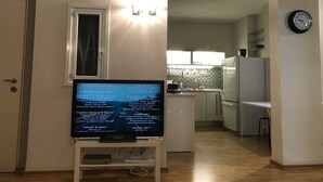 Eine moderne Küche mit Kühlschrank, Spüle und Essbereich.