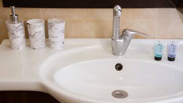 Căn hộ tiện nghi đơn giản, 2 phòng ngủ, không hút thuốc | Phòng tắm | Buồng tắm vòi sen, vòi sen phun mưa, đồ dùng nhà tắm miễn phí