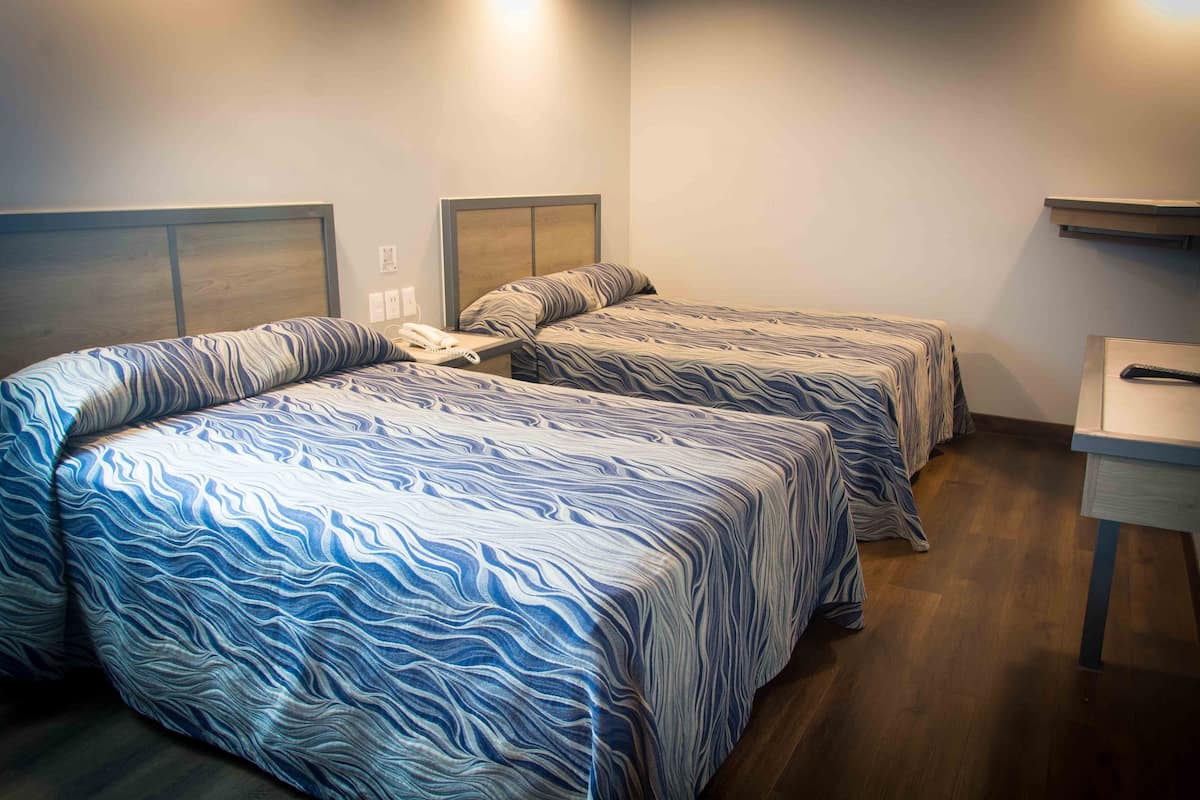 Kamar Standar, 2 Tempat Tidur Double | Wi-Fi gratis dan seprai linen