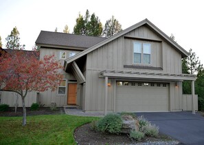 Exterior - Village Retreat with A/C, BBQ and Dual King Suites (Sunriver)