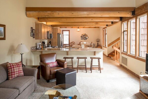 TV, fireplace - Sunriver Family Retreat with Access to Exclusive Golf (Sunriver)
