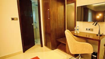 Kamar Double Bisnis, 1 Tempat Tidur Double | 2 kamar tidur, minibar, meja kerja, dan kedap suara