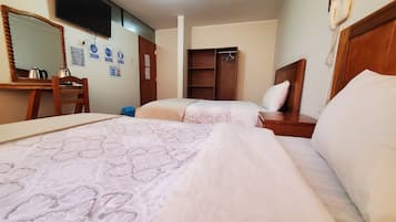 双床房 | 客房内保险箱、办公桌、笔记本电脑工作区、遮光窗帘