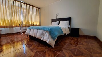 双人房, 1 张双人床 | 客房内保险箱、办公桌、笔记本电脑工作区、遮光窗帘