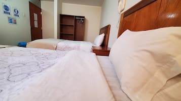 双床房 | 客房内保险箱、办公桌、笔记本电脑工作区、遮光窗帘