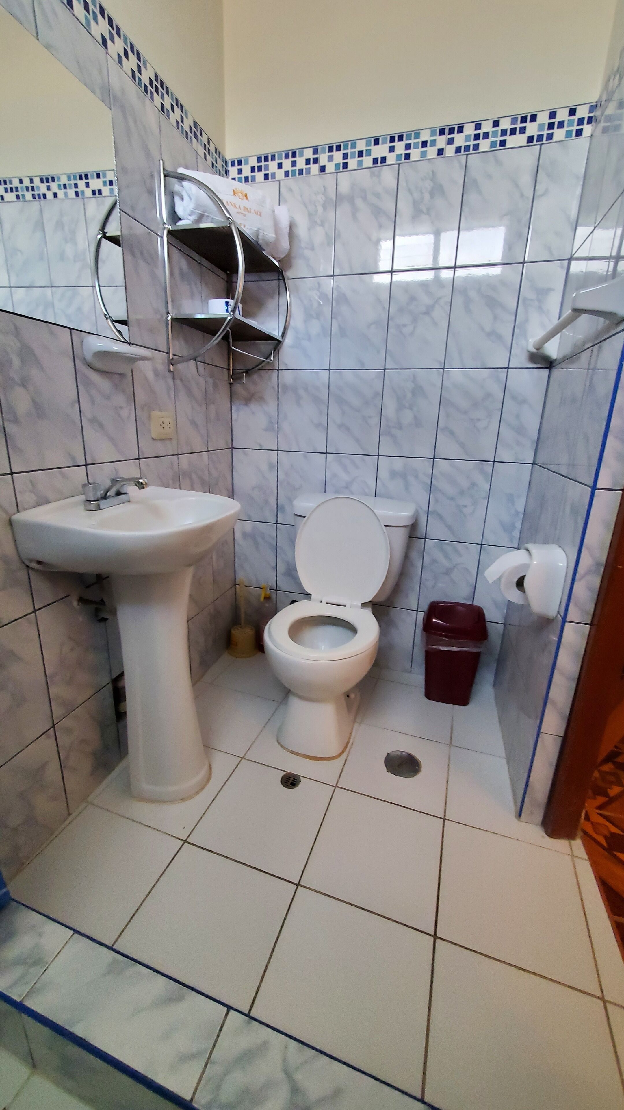 Kylpyhuone, jossa on wc, pesuallas ja roskakori.