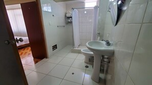Habitación cuádruple familiar | Baño | Bañera y toallas