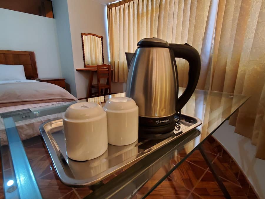 Pengeskab på værelset, skrivebord, arbejdsområde til bærbare computere