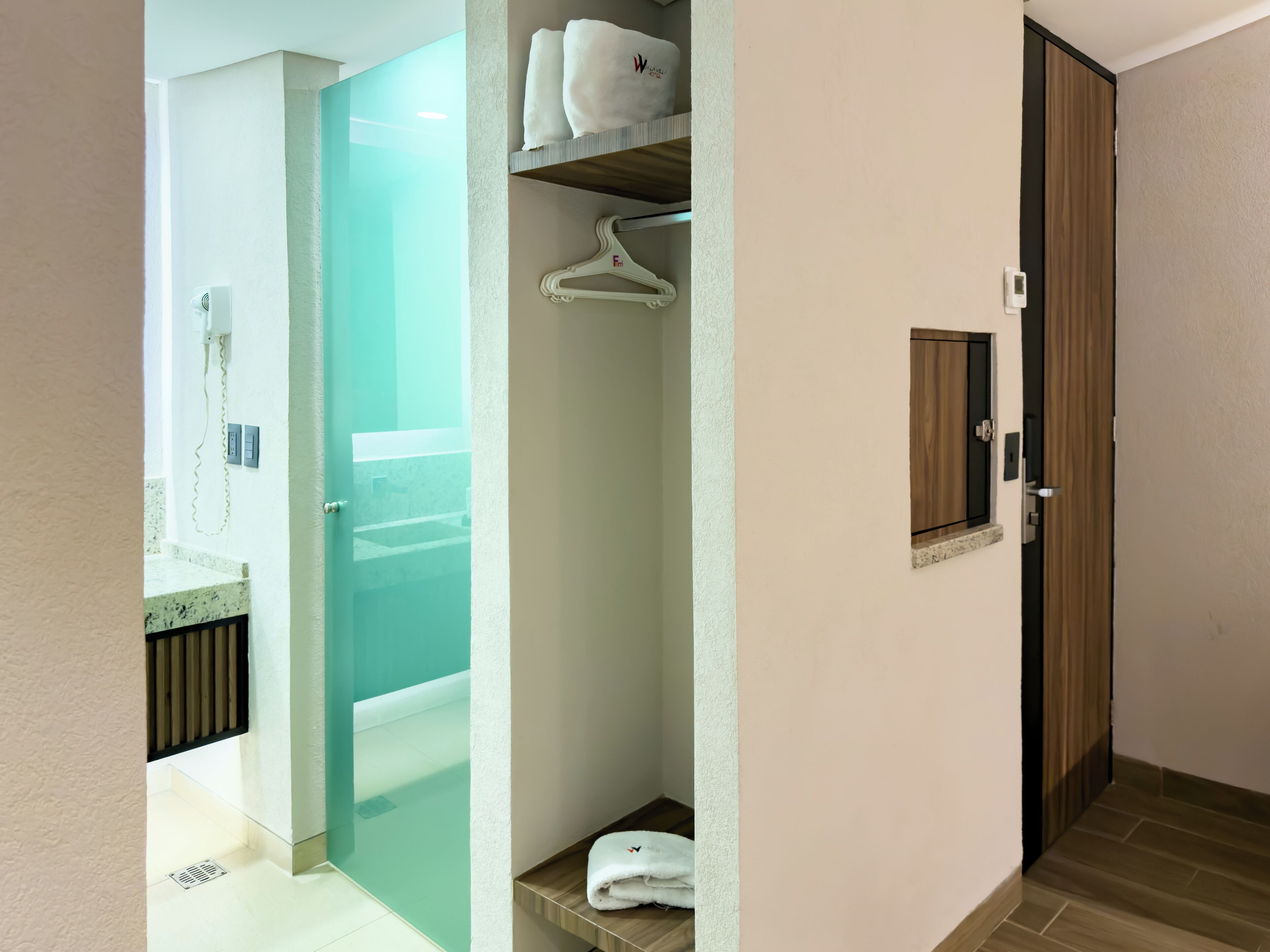 Standardzimmer | Badezimmer | Dusche, kostenlose Toilettenartikel, Handtücher, Seife