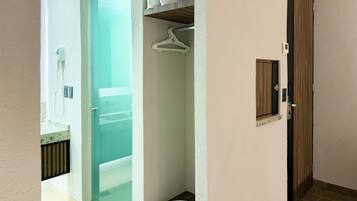 Standardzimmer | Badezimmer | Dusche, kostenlose Toilettenartikel, Handtücher, Seife