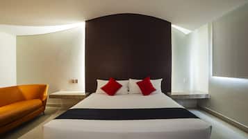 Habitación Deluxe, Bañera de Hidromasaje, Solo Adultos | Ropa de cama de alta calidad, escritorio, tabla de planchar con plancha