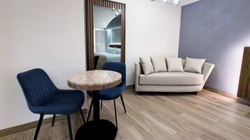 Habitación Deluxe, Bañera de Hidromasaje, Solo Adultos | Ropa de cama de alta calidad y escritorio
