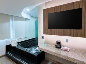 Chambre Deluxe, baignoire à jets | Literie de qualité supérieure, bureau, fer et planche à repasser